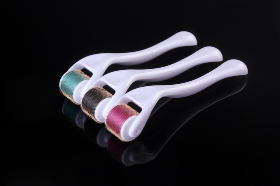 Sicheres Derma-Rollen-System, Mikronadel-Therapie mit Blauem/Rotem/Gelb-/des Grün-LED Licht