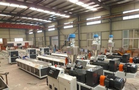 WPC-Blatt-Plastikverdrängungs-Maschine, konischer Doppelschneckenextruder