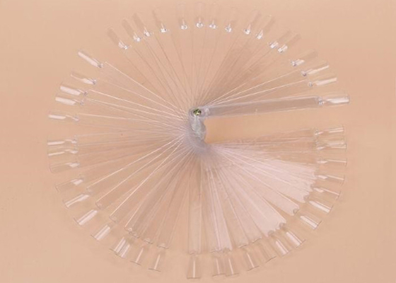 Bunte Dekoration, die Acrylnagel-Spitzen für Schönheits-Salon malt